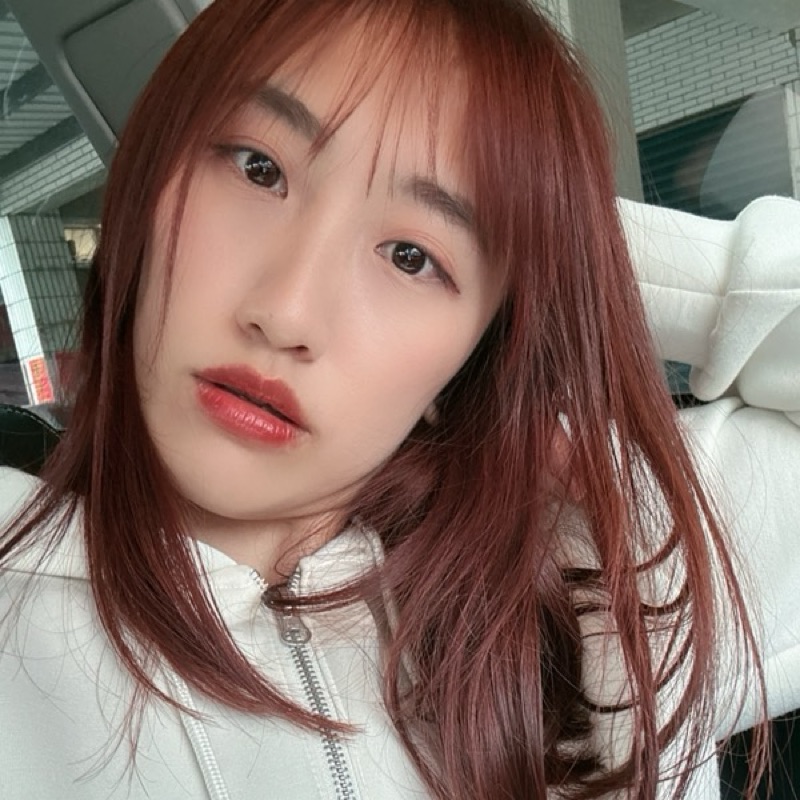 劉**