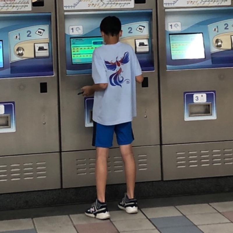 黃**