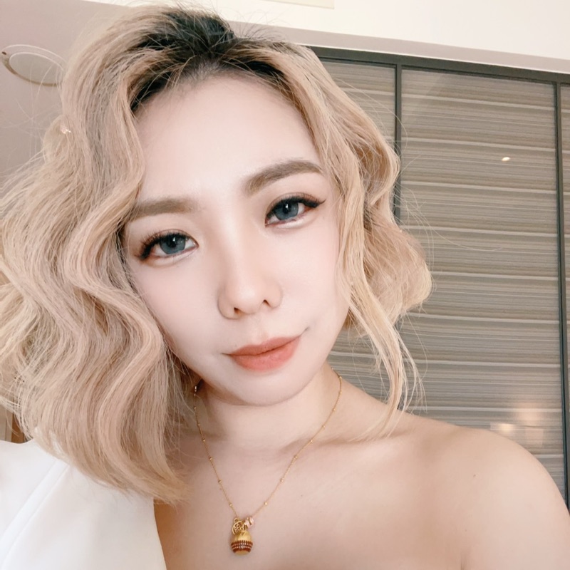 楊**