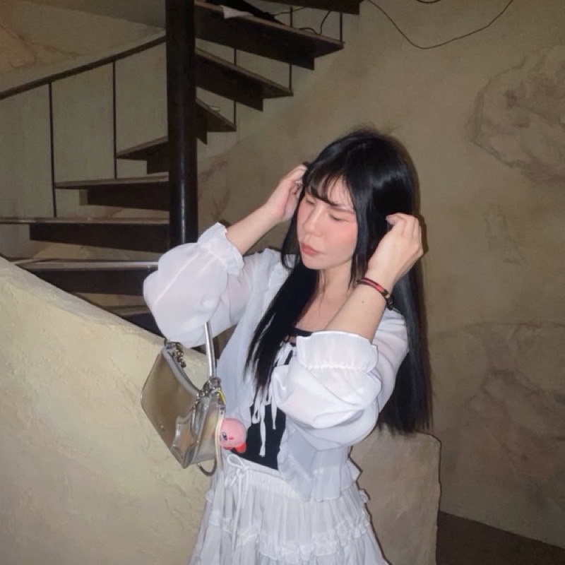 黃**