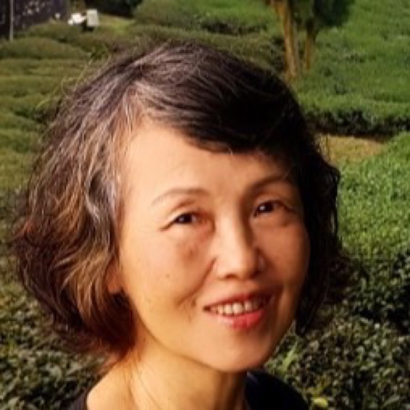 沈**