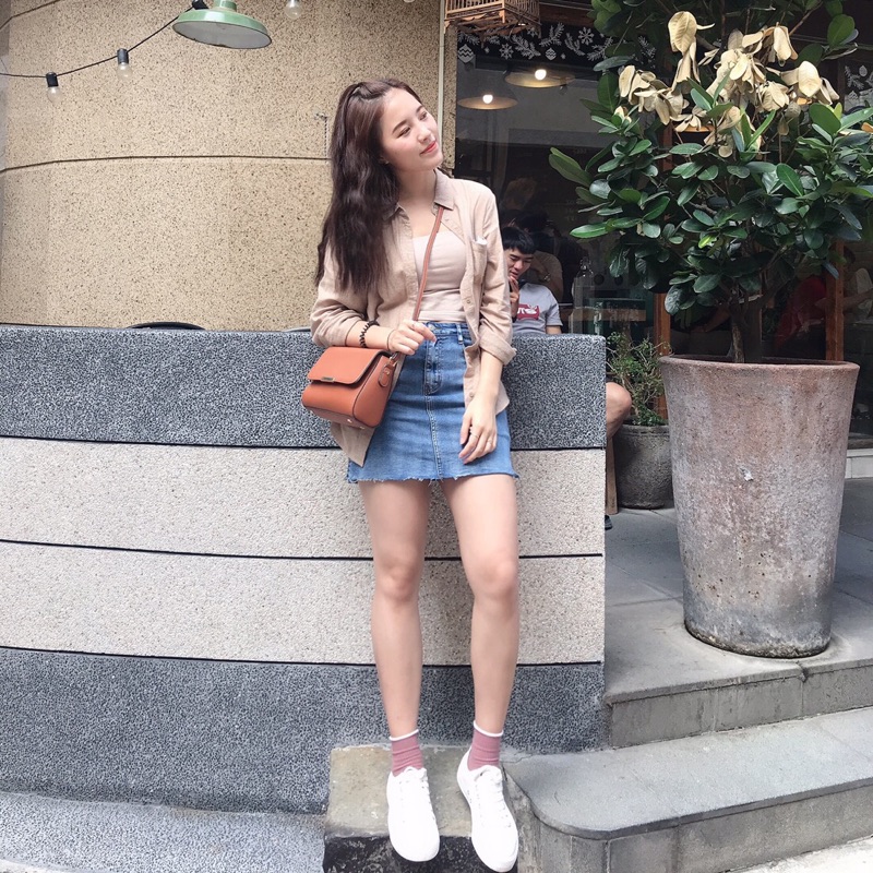 李**