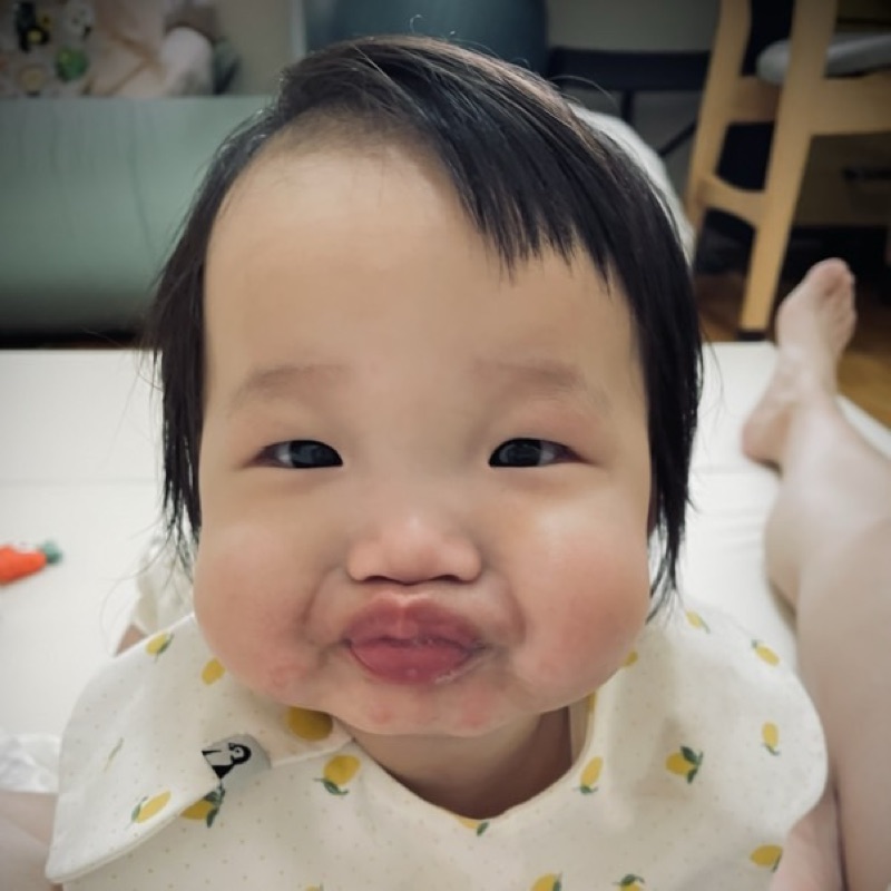 劉**
