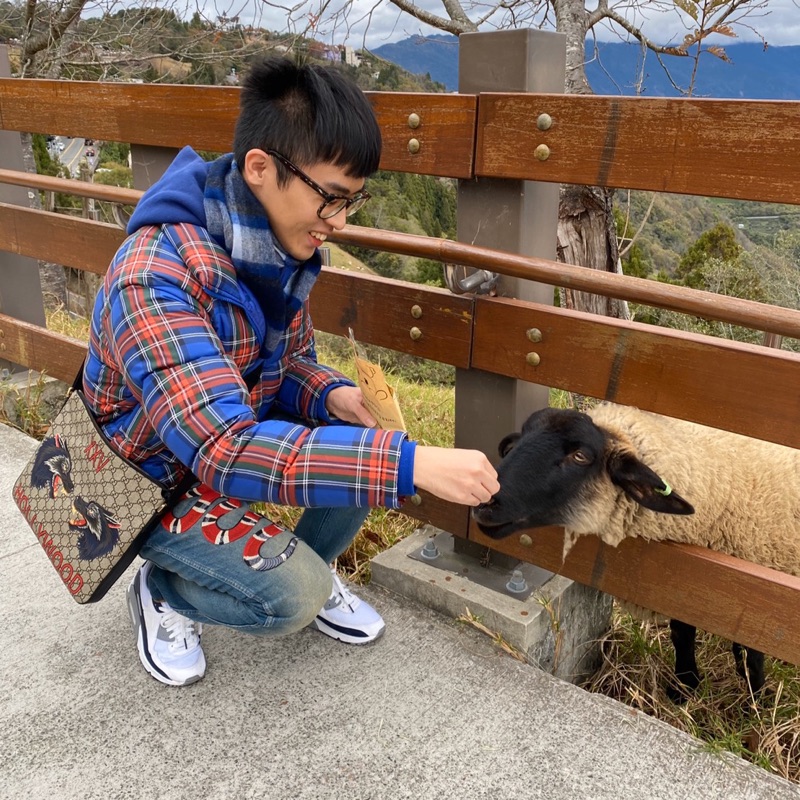 陳**