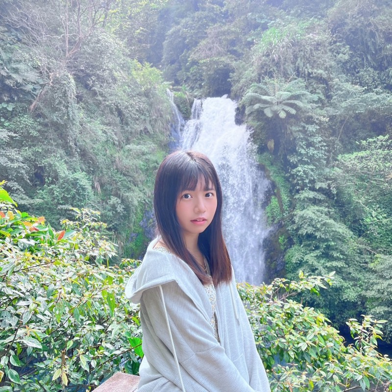 黃**