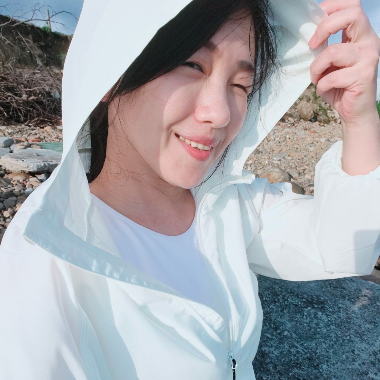 陳**
