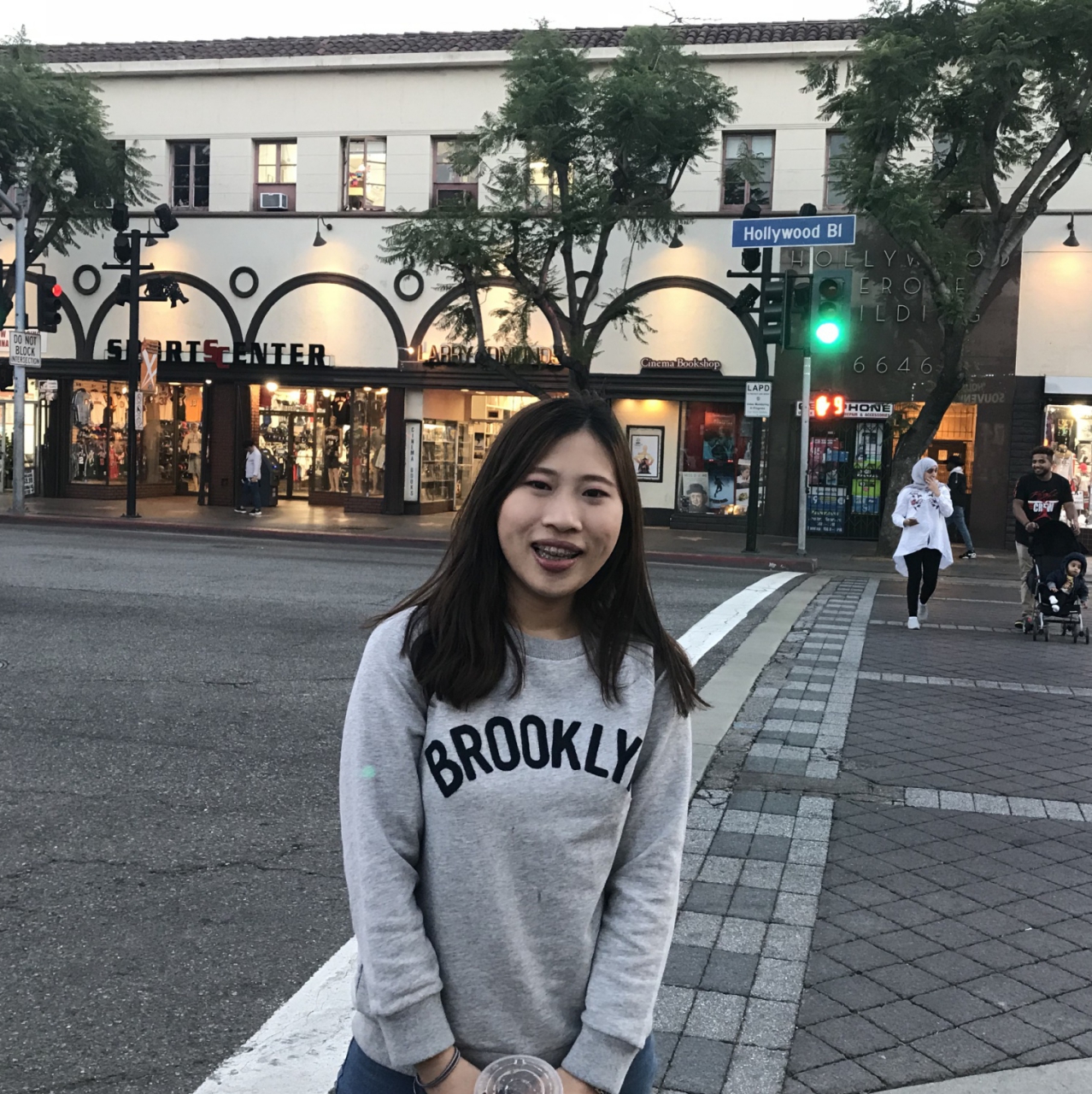 劉**