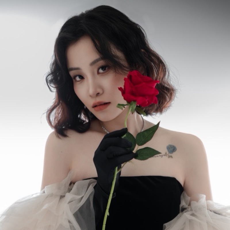 劉**