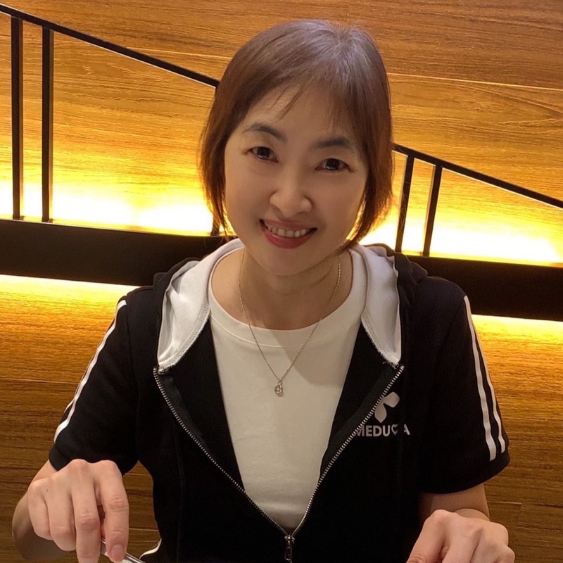 陳**