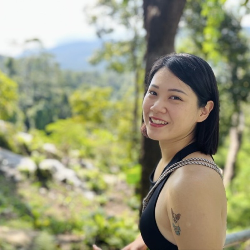 李**