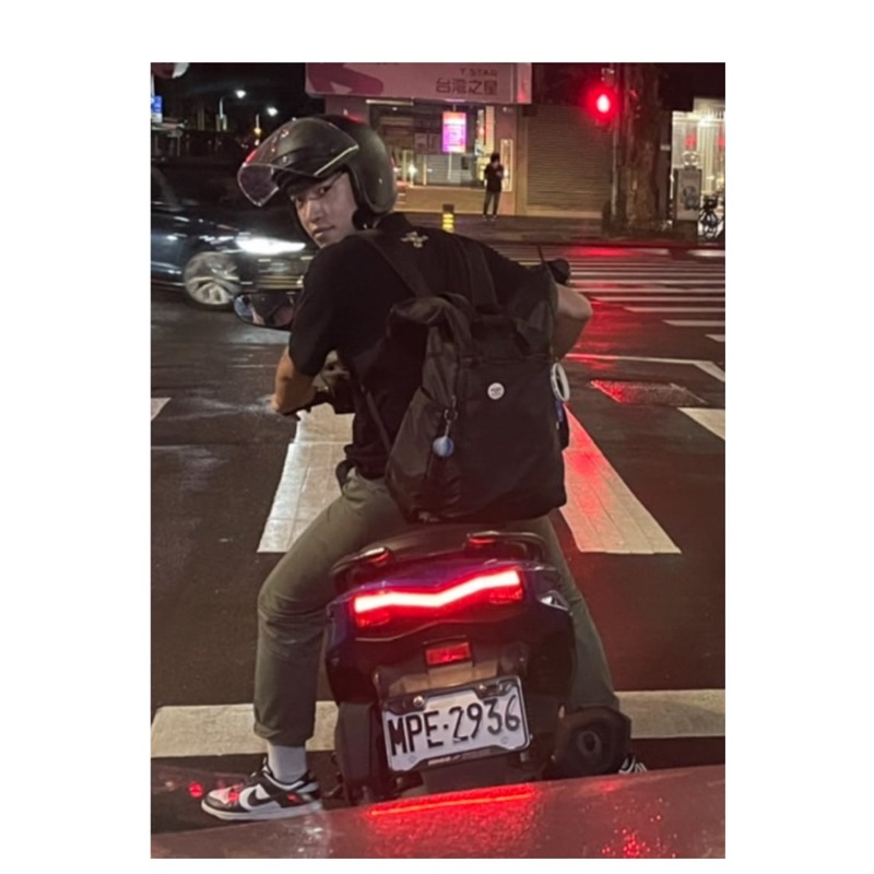 陳**