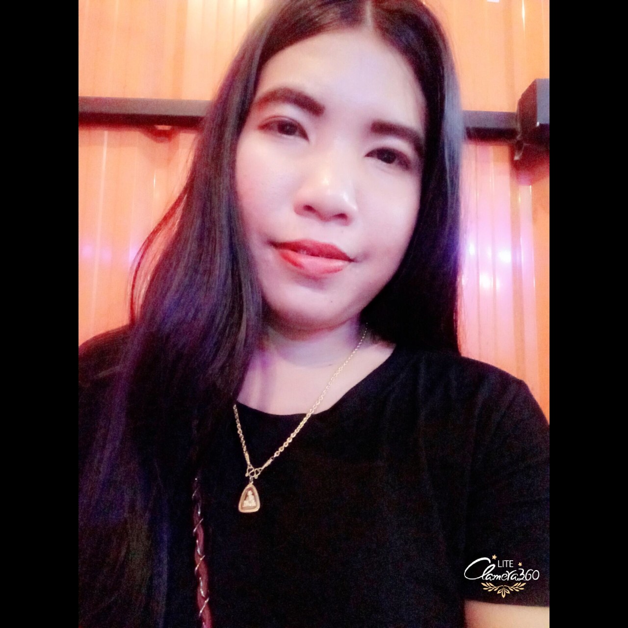 จ๋อม