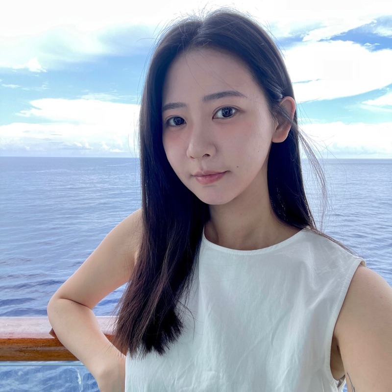 陳**