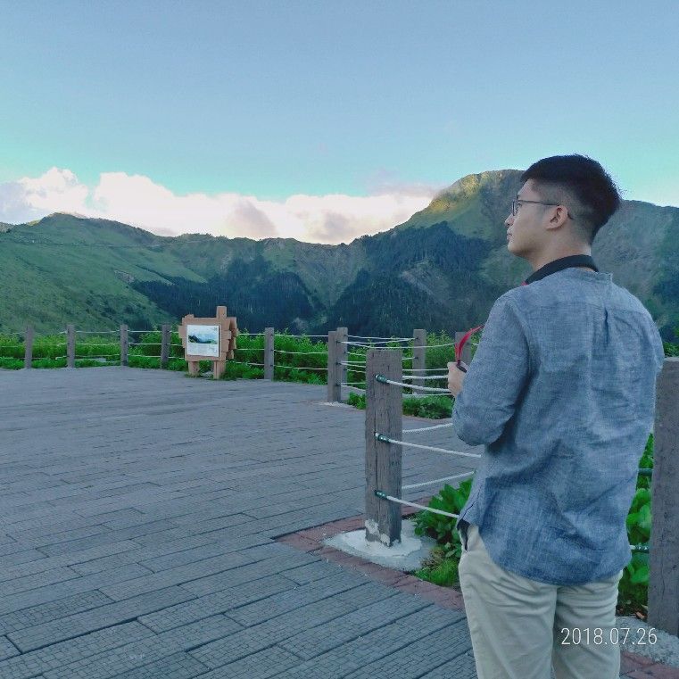 胡**